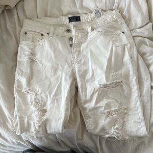 ABERCROMBIE — low rise slim boyfriend ripped jeans